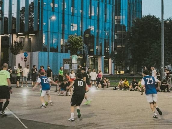 Milano, la piazza tattica in via Gattamelata è un campo da calcio: «Riportiamo i ragazzi in strada per farli giocare»