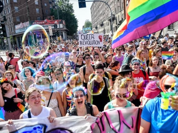 Milano, la comunità «arcobaleno» si spacca sulla movida. I locali: «Il Pride non ha difeso Porta Venezia, niente carri»
