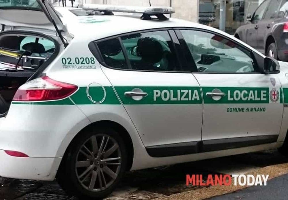 Lite dopo un tamponamento, 30enne si aggrappa all'auto che cerca di scappare: trascinato per 100 metri, è grave