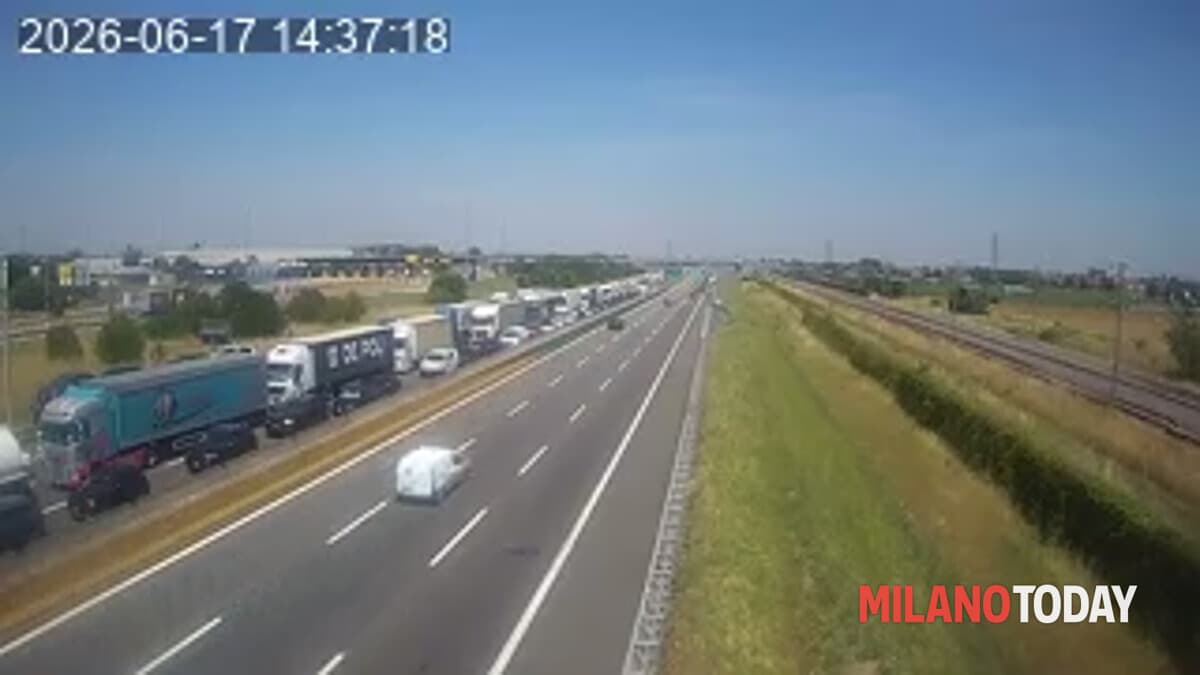 Incidente sulla A4 tra un tir e un'auto: due feriti e traffico in tilt, 6 chilometri di coda verso Torino