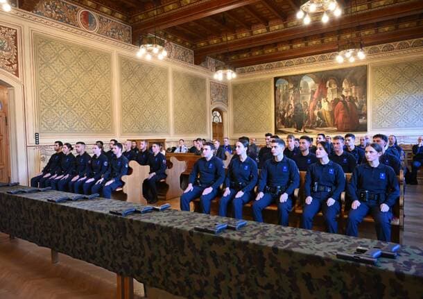 Bellinzona - Bellinzona, consegnata l’arma a 25 aspiranti agenti della Scuola di polizia -  - Varese News