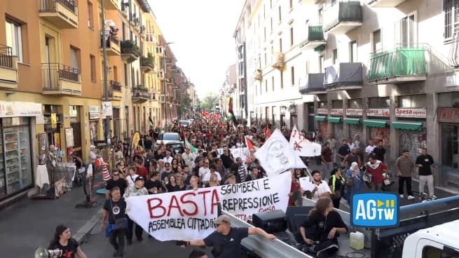 A Milano sfila in strada il corteo contro sfratti e sgomberi: il video