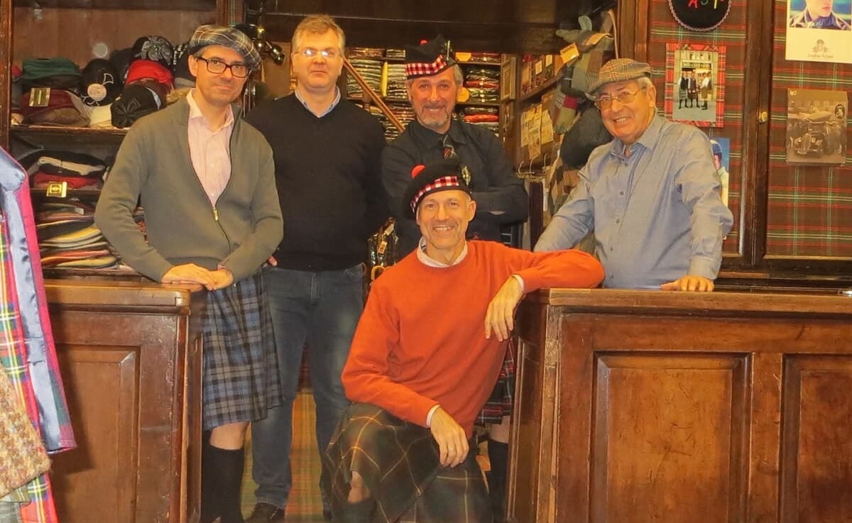 "Siamo gli ultimi dei mohicani": i negozi tradizionali milanesi (anche con 120 anni di storia) ancora aperti