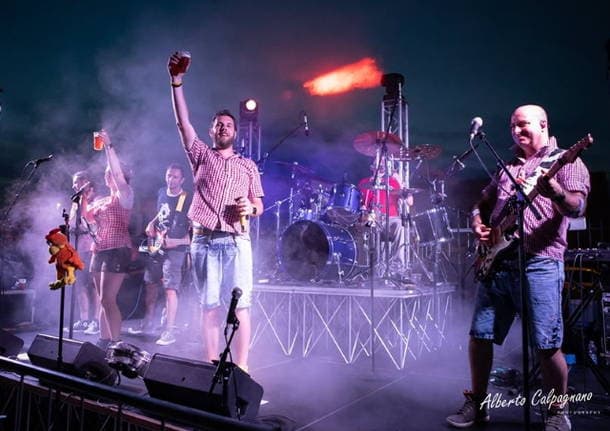 Porto Valtravaglia - Al Porto Valtravaglia una serata di musica e sapori bavaresi. Suonano i McChicken -  - Varese News