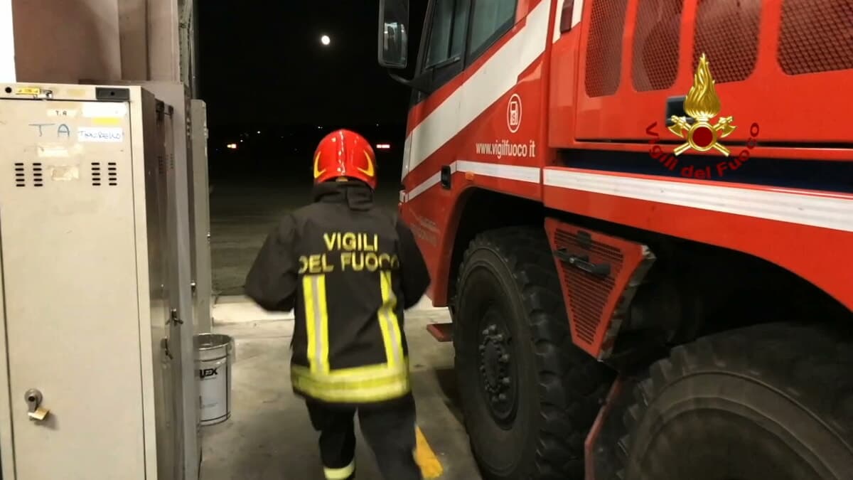 Incendio al decimo piano di un palazzo a Milano: l’intervento dei vigili del fuoco