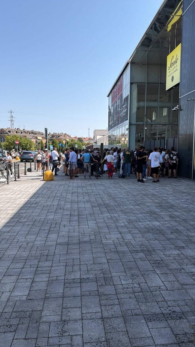 Allarme bomba nei centri commerciali di Milano e hinterland: quattro evacuati