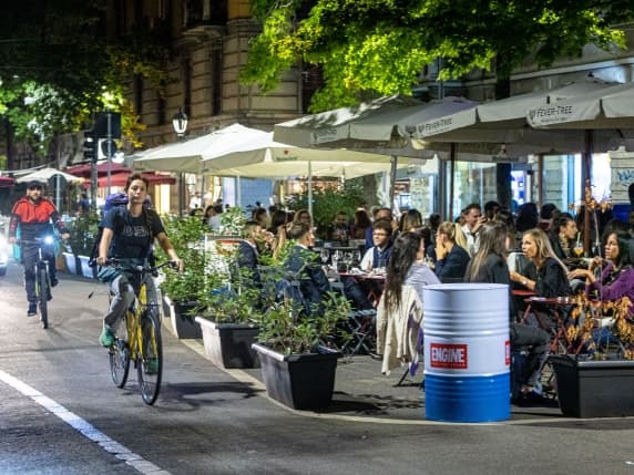 Milano, il 99% dei locali vuole il dehors: dopo il Covid la città si è trasformata in pochi anni, richieste triplicate dal 2022