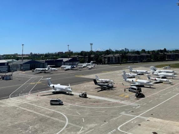 Linate, urto in pista tra jet privato e una panda di servizio durante una manovra, due aerei in arrivo dirottati a Malpensa e Orio