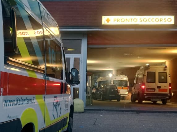 Cinisello Balsamo, si dà fuoco in auto davanti alla casa dell'ex fidanzata: 35enne gravissimo, ustioni sul 70% del corpo