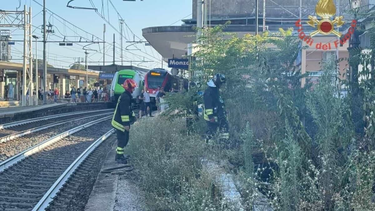 Incendio vicino ai binari della stazione: caos e treni bloccati tra Monza e Milano