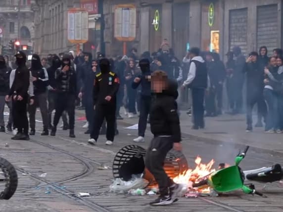 I compagni di scuola dell'undicenne col passamontagna: «Ha rubato vestiti e cinture per rivenderli. Non sa niente delle proteste per il carovita»
