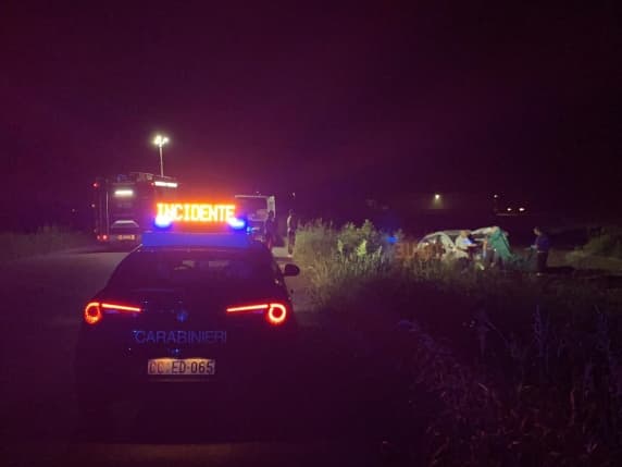 Mantova, incidente mortale dopo un sorpasso. Muore un 35enne, rimasto schiacciato dalla sua stessa auto accappottata