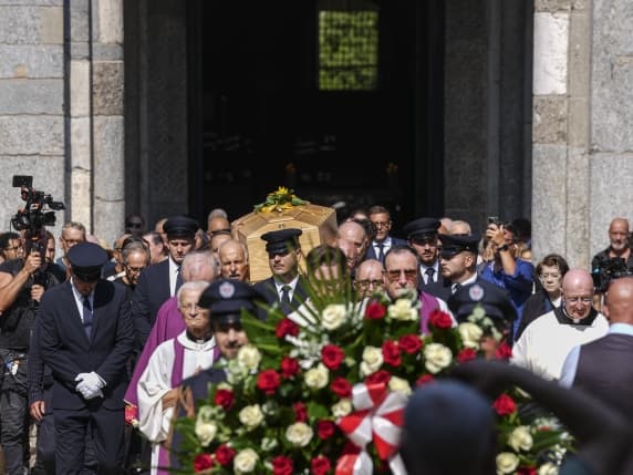 Milano, l'ultimo saluto per don Mazzi in Sant'Ambrogio. La folla si commuove sulle note dei Nomadi «Io vagabondo»