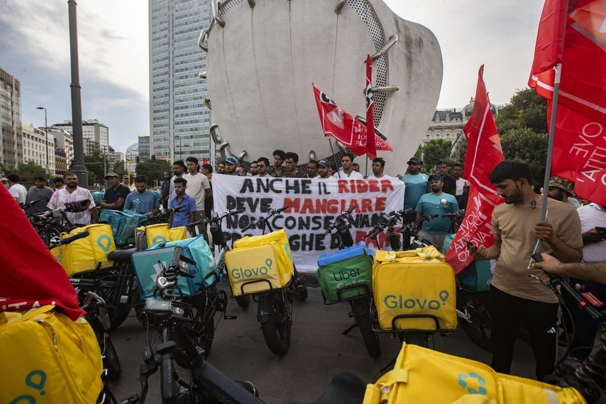 Rider in rivolta a Milano: "Sospendere le consegne ci taglia lo stipendio"