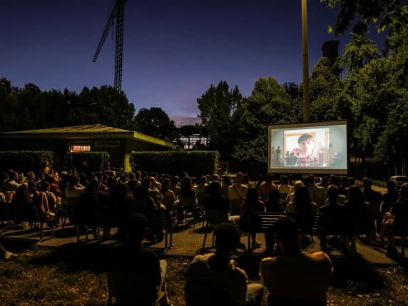 A Milano il cinema è sotto casa: dal Giambellino al Portello, parchi e cortili diventano arene dove gustarsi un film all’aperto
