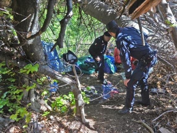 I boschi della droga in Lombardia: 1.600 chilometri quadrati controllati dai pusher, un caso unico in Europa. E la politica tace