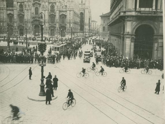 Milano, la «svolta epocale» del traffico cent'anni fa: il giorno in cui le automobili si spostarono nella corsia di destra