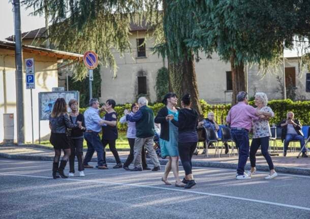 Besozzo - Il gran ballo sotto agli alberi a Besozzo per i 30 anni del centro divers’età - Varese Laghi - Varese News