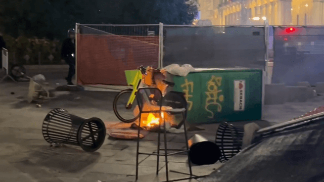 Le immagini della devastazione in piazza Duomo a Milano dopo gli scontri