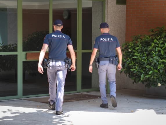 Pavia, 52enne cerca di violentare una donna all'ingresso di un palazzo del centro e aggredisce i poliziotti intervenuti