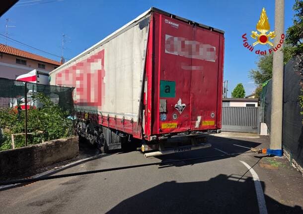Fagnano Olona - Autoarticolato si incastra tra due muri a Fagnano Olona: intervento dei Vigili del Fuoco -  - Varese News