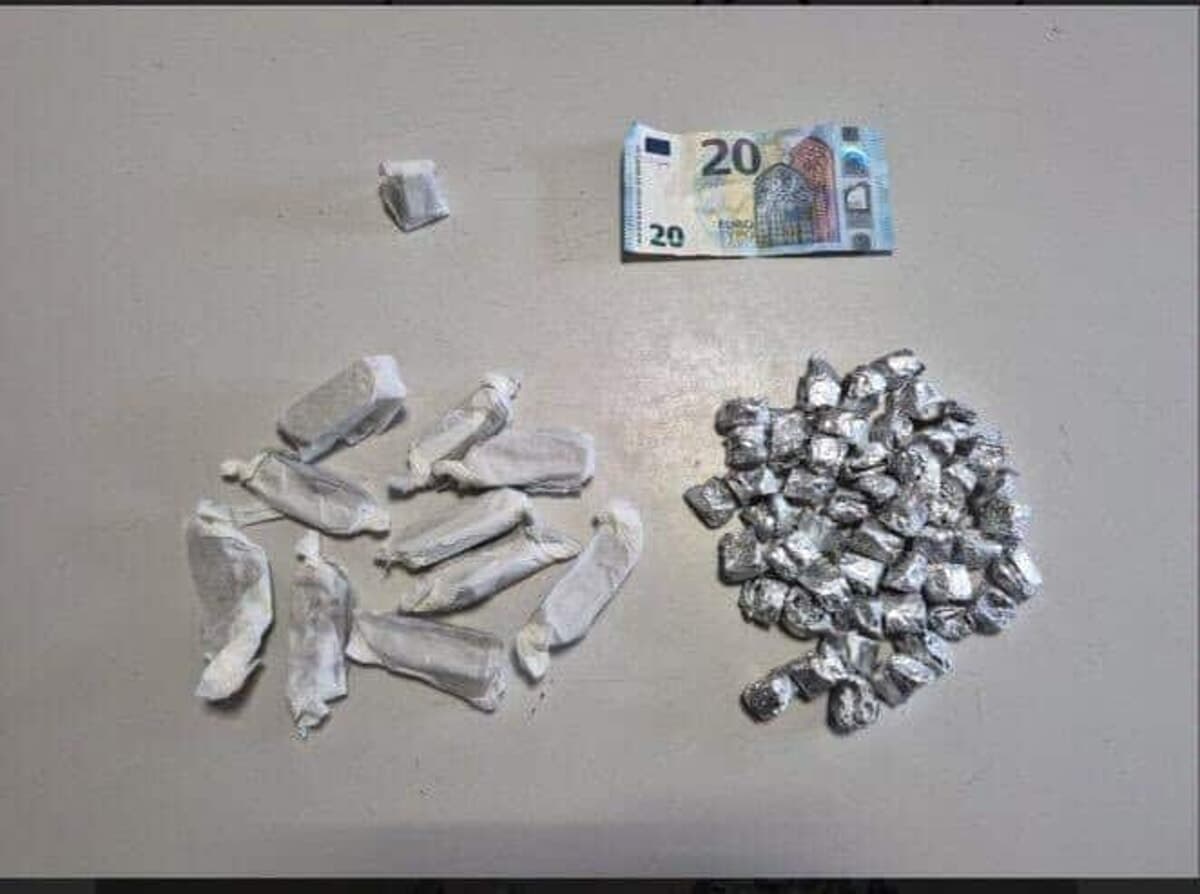 A 15 anni gira con 49 dosi di cocaina: ragazzino fermato dai "falchi" ad Abbiategrasso