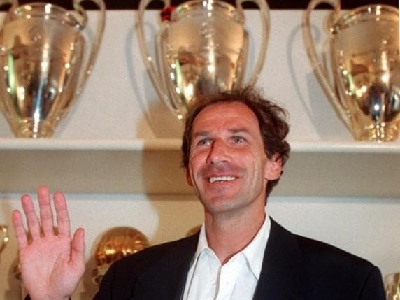 Milano, l'ultimo saluto a Baresi nella basilica Sant'Ambrogio, martedì 4 agosto, giornata di lutto cittadino. Il Milan resta in trasferta in Australia