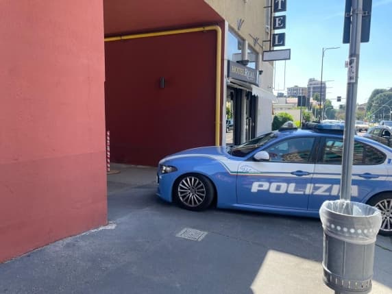 Cinisello, venticinquenne trovata morta in hotel per sospetta overdose. L'amico che era con lei: «Quando l'ho lasciata era viva»