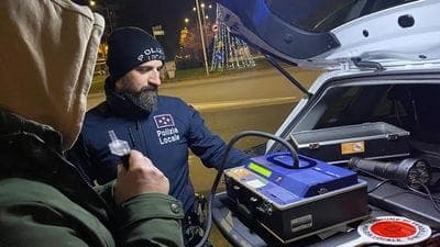 Alcol tre volte sopra i limiti e telefono alla guida: via la patente e l’auto a Boltiere