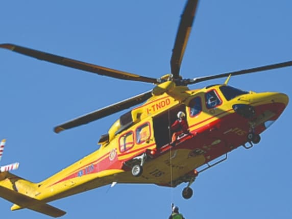 Incidente a Luino, anziana al volante di un'auto d’epoca perde il controllo, si schianta contro un'altra macchina e muore