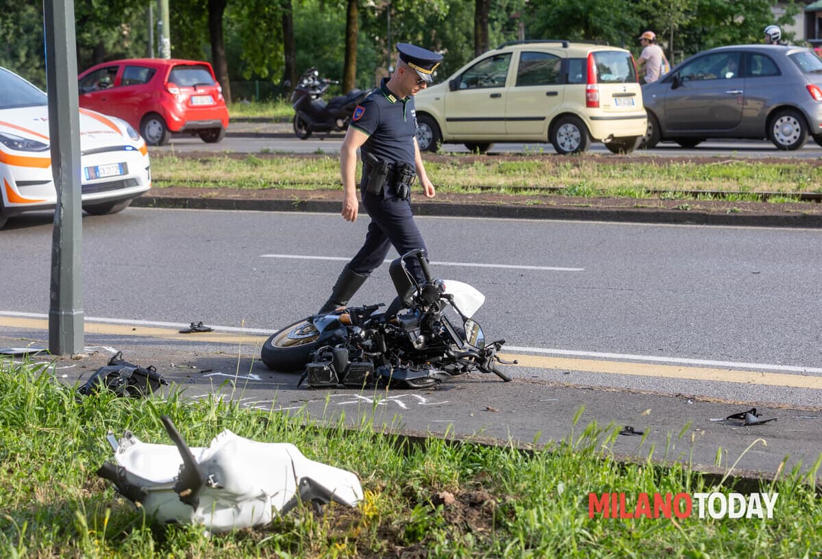 Perde il controllo della moto e si schianta contro un palo: motociclista morto in un incidente a Milano