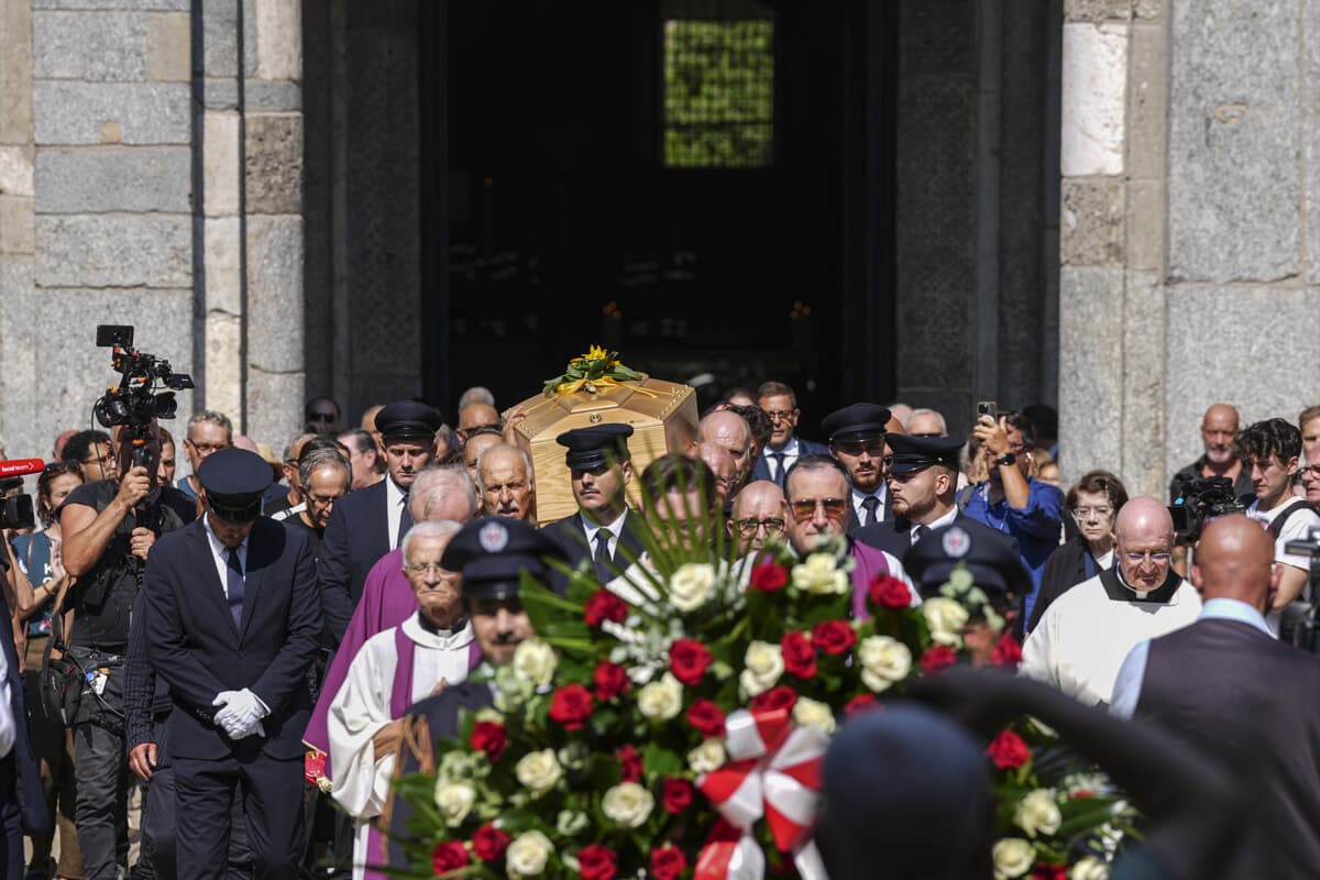 Funerali don Mazzi: il feretro accolto dagli applausi, centinaia di persone in chiesa e fuori il coro con 'Io vagabondo' dei Nomadi