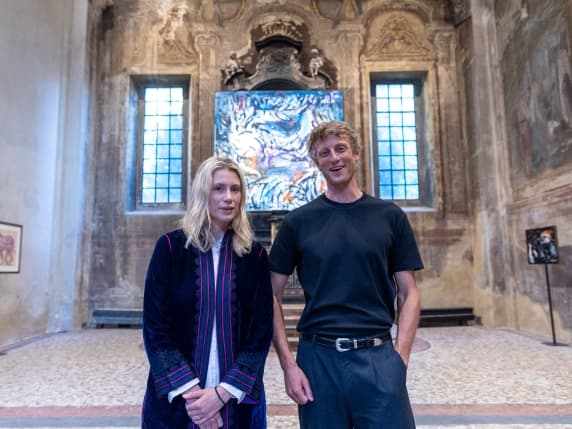 Milano, con i fratelli de Villepin l’arte contemporanea sbarca al Corvetto: i figli dell’ex premier aprono una galleria in una chiesa