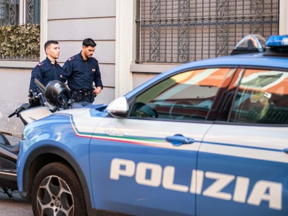 Milano, tentano di derubare due anziani in strada: arrestati due ragazzi di 14 e 18 anni