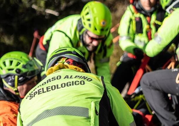 Domodossola - Malore al lago dei Sabbioni, in alta Val Formazza: ragazzo trasportato a valle a piedi dai tecnici del Soccorso Alpino -  - Varese News