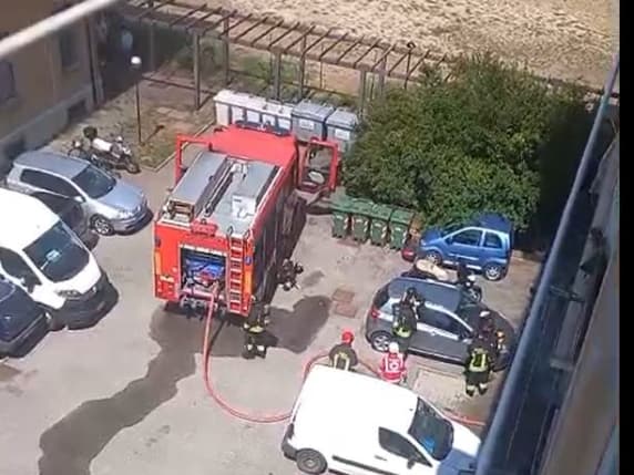 Vigevano, incendio nelle case Aler in un appartamento al quarto piano, muore uno degli inquilini