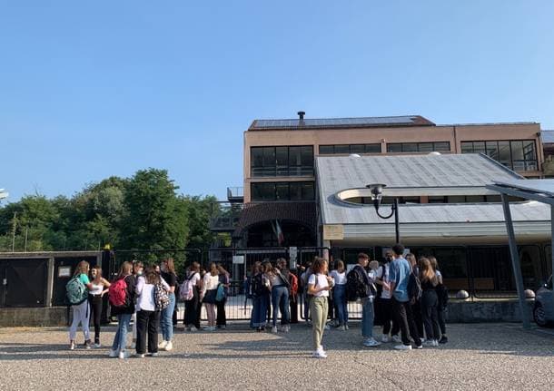 Bisuschio - Dopo i vandalismi di fine anno scolastico all’ISIS Valceresio di Bisuschio le famiglie ripagano i danni -  - Varese News