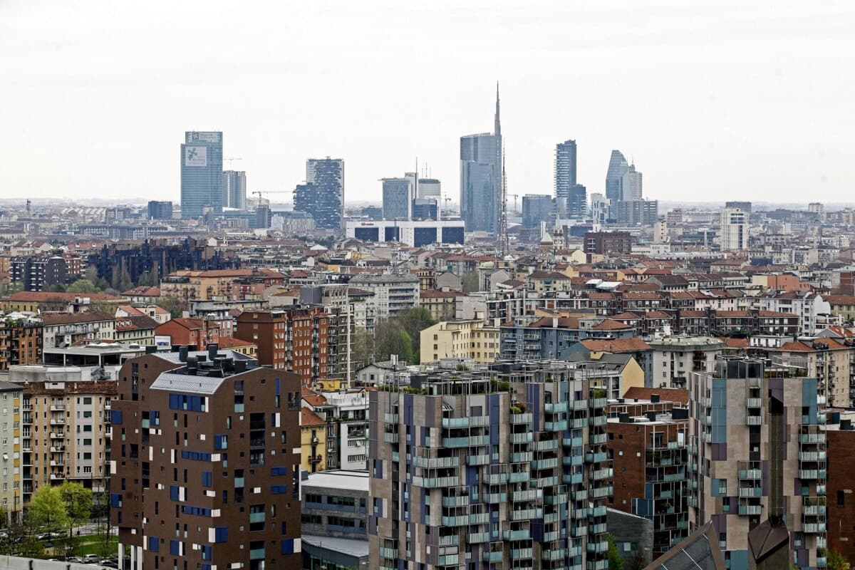 Stessa casa, 200mila euro in meno a 8 chilometri: quanto si risparmia uscendo da Milano