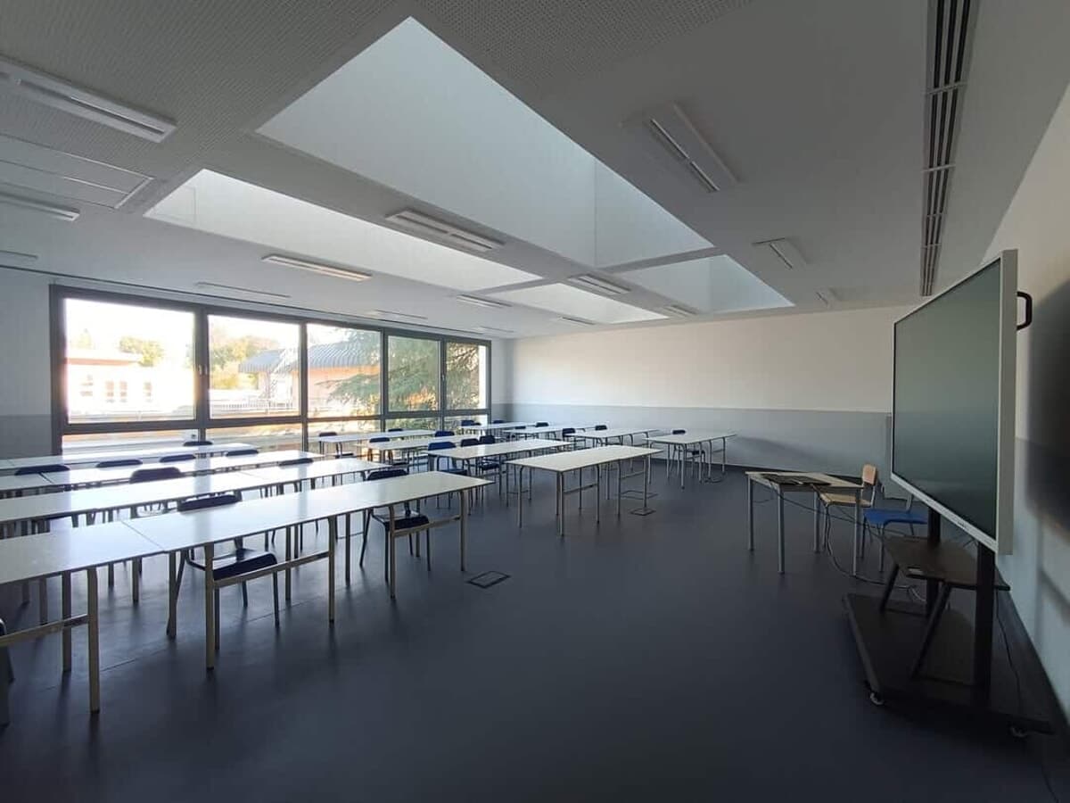 Liceo appena inaugurato dopo ristrutturazione col Pnrr, ma piove nelle aule. E la Città metropolitana si difende
