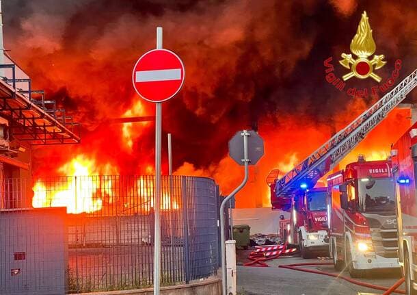 Novate Milanese - Incendio di Novate Milanese, ordinanza del sindaco: parchi chiusi e finestre serrate per 24 ore - Lombardia - Varese News