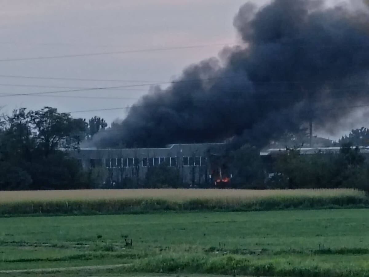Incendio in un’azienda di smaltimento rifiuti nel Milanese: l’intervento dei vigili del fuoco