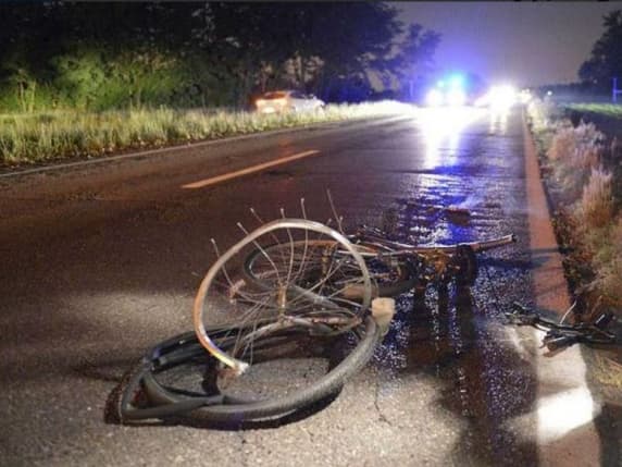 Turbigo, ubriaco e drogato travolge e uccide un ciclista ma perde lo specchietto: il pirata della strada rintracciato in poche ore