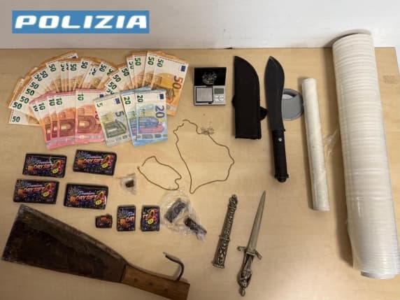 Monza, strappano la collana a un'anziana sulla panchina con un'amica. Scappano in monopattino, ma sono fermati. Covo perquisito