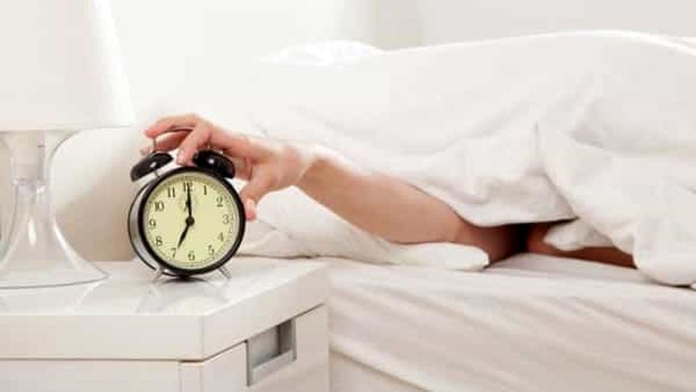 La sveglia mette ansia? Ecco le 5 regole per iniziare il mattino con il piede giusto