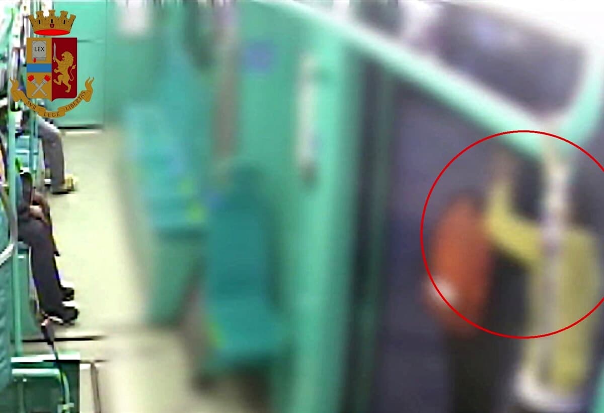 Insegue una ragazza dalla fermata della metro e l'aggredisce: 26enne arrestato per violenza sessuale