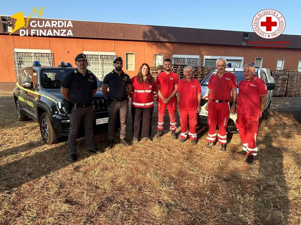 Dalla fabbrica clandestina di sigarette alla beneficenza: il maxi sequestro che finisce alla Croce Rossa
