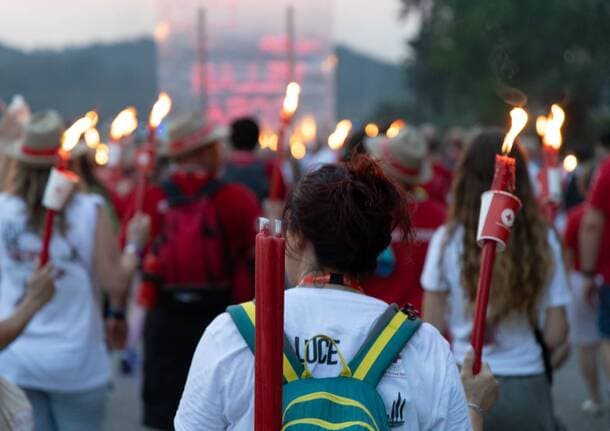Solferino - Oltre 5mila persone a Solferino per la Fiaccolata: l’abbraccio globale della Croce Rossa -  - Varese News