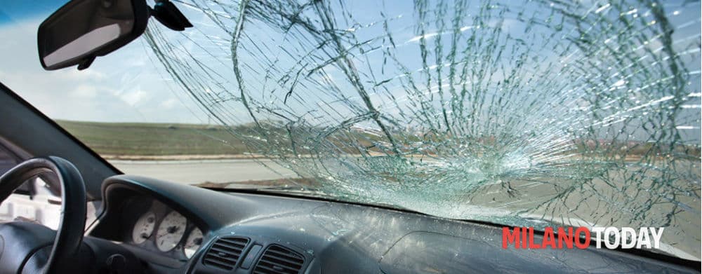 Tragedia sfiorata in tangenziale, sasso distrugge il parabrezza di un'auto: la mossa per trovare gli eventuali responsabili