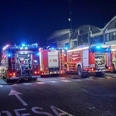 Bruciano i rifiuti nello stabilimento di Grassobbio, per domare il rogo 30 vigili del fuoco - Foto e video