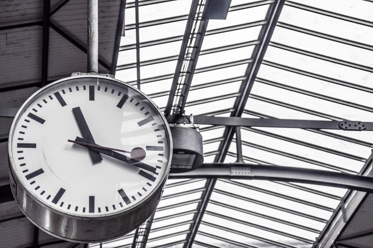 Torna l'ora solare, lancette indietro di un'ora: quando spostare gli orologi e come cambia il sonno